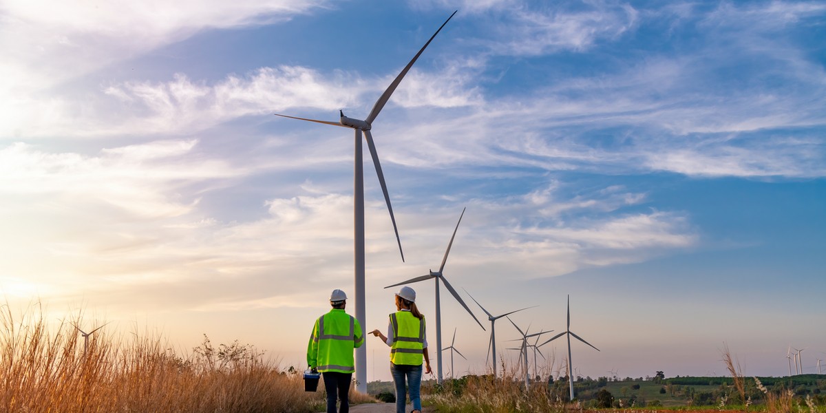 ORLEN inwestuje także w morskie farmy wiatrowe. W październiku koncern podjął finalną decyzję inwestycyjną w sprawie budowy farmy Baltic Power. To najbardziej zaawansowany projekt budowy morskiej farmy wiatrowej realizowany w Polsce.