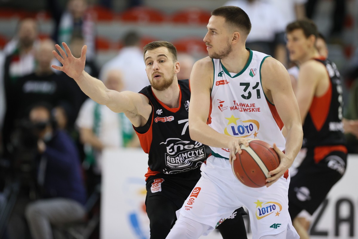 Zawodnik Legii Warszawa Grzegorz Kamiński (P) i Jakub Nizioł (L) z Enei Abramczyk Astoria Bydgoszcz podczas meczu 24. kolejki Ekstraklasy koszykarzy