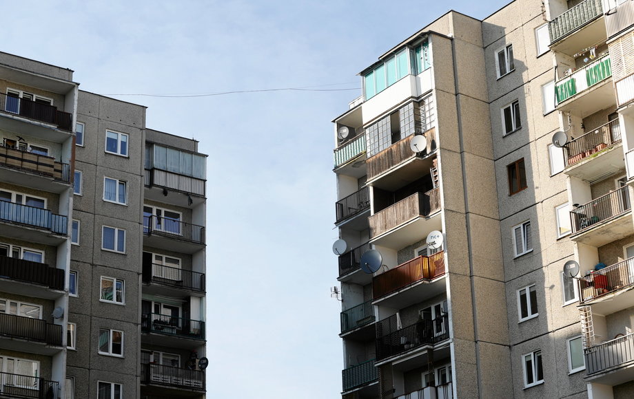 Mieszkańcy bloków przy ul. Świętosławskiego i ul. Van Gogha w Warszawie mają problem z wykupieniem mieszkań zakładowych, w które przez lata inwestowali