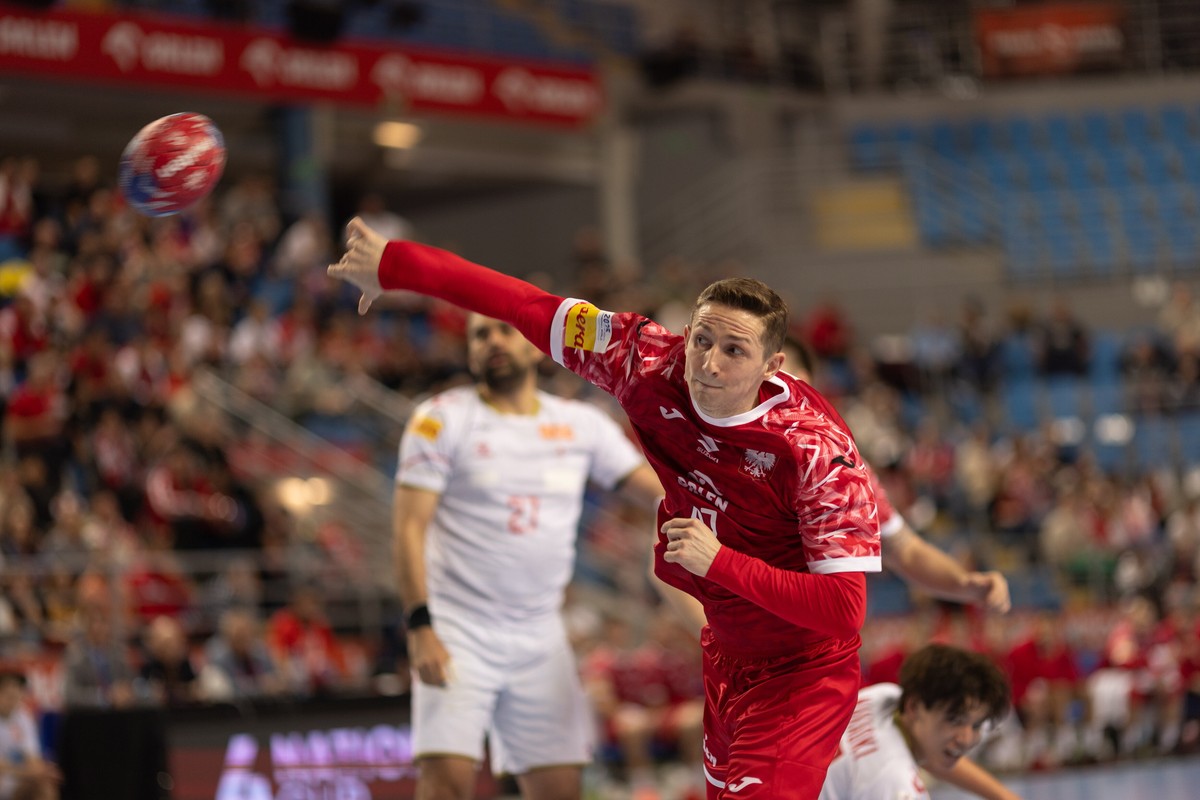 Maciej Papina podczas meczu turnieju 4 Nations Cup piłkarzy ręcznych z Japonią