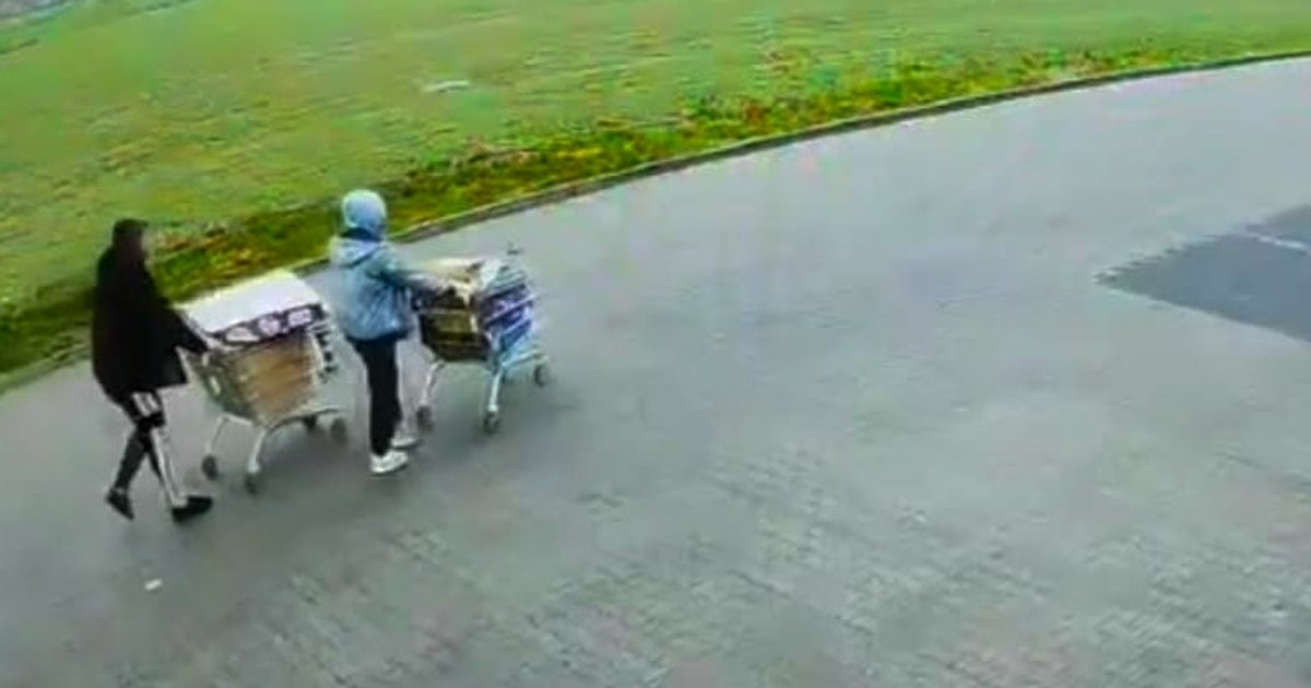 Okradli sklep, a łupy wieźli wózkami przez miasto. Ale to nie wszystko