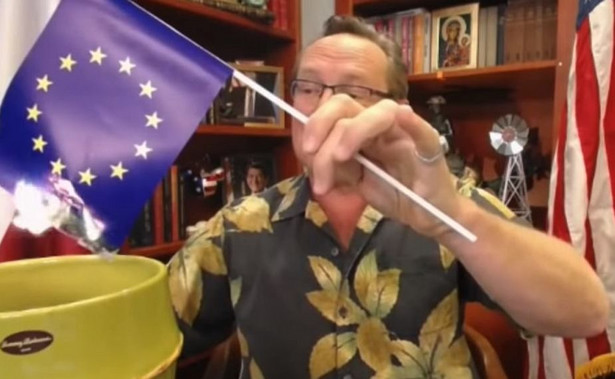 Cejrowski pali flagi UE. Wirtualnemedia.pl: TVP Info wycina ten fragment nagrania