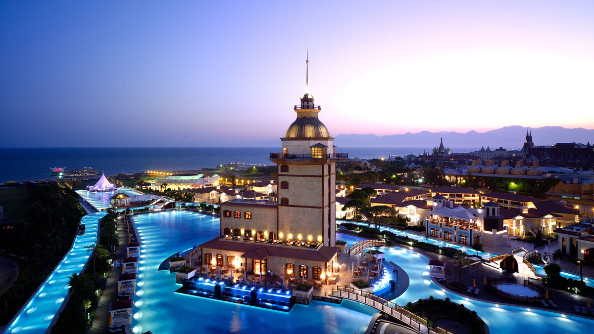 Prawie 2,6 mln dolarów długu i groźba całkowitego odcięcia zasilania elektrycznego wisi nad Mardan Palace w Turcji. Ten luksusowy hotel, który określany jest jako siedmiogwiazdkowy, pogrążył się w egipskich ciemnościach z powodu… niezapłaconego rachunku za prąd.