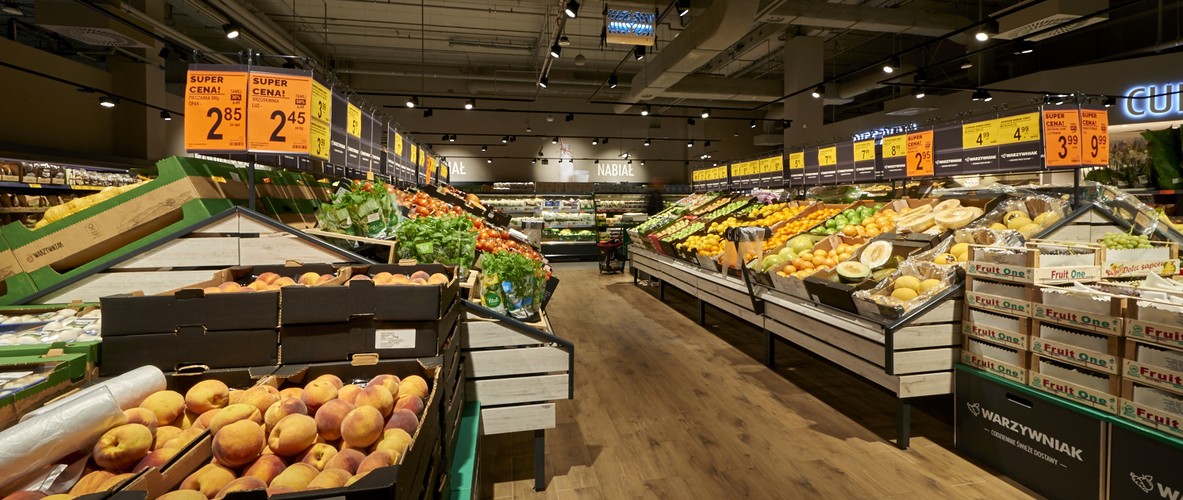 'Nowe placówki, o których mowa, to pięć przejętych przez sieć Biedronka lokalizacji od poprzedniego najemcy, sieci Piotr i Paweł. Sklepy zostały przez nas przygotowane do otwarcia w nowym formacie zaledwie w ciągu kilku dni. Placówki wyróżniają się spośród naszych dotychczasowych sklepów. Jako jedne z nielicznych, posiadają oddzielne stoiska z mięsem i wędlinami, serami oraz wyrobami garmażeryjnymi, które są nowością w ofercie Biedronki' - powiedział dyrektor operacyjny makroregionu w Jeronimo Martins Polska Paweł Stolecki, cytowany w komunikacie. 
 <br><br>
Na zdjęciu nowa Biedronka w Poznaniu