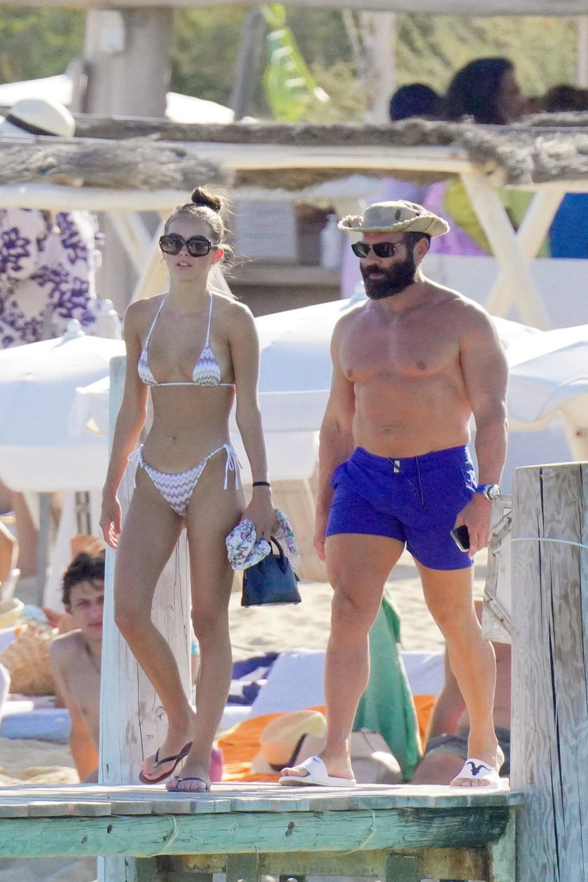 Słynny milioner i playboy pokazał się z nową dziewczyną. Spędzają rajskie wakacje w Saint-Tropez