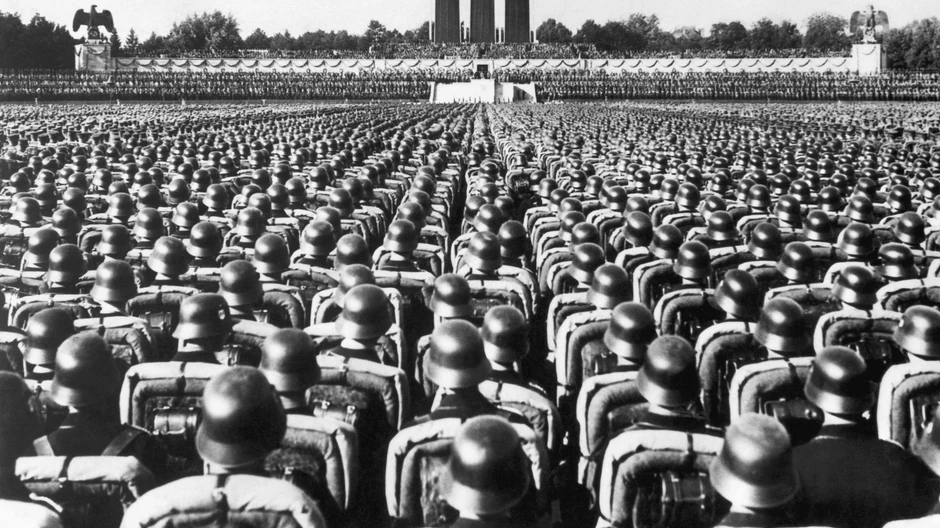 Vojnici stoje mirno dok Hitler drži govor u Nirnbergu 1936. godine | Foto: Bettmann / Getty Images