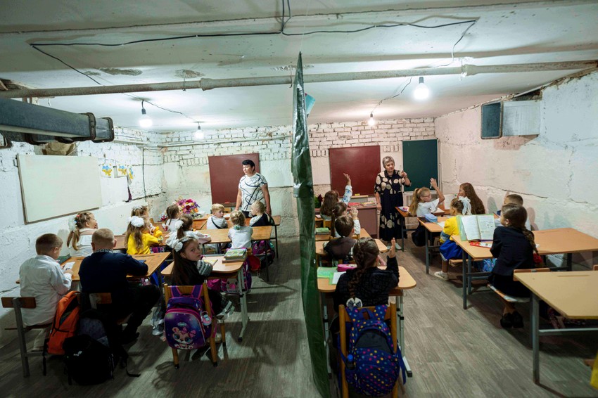 Škole nemaju ni prozore ni vrata, a učionice su podeljene plastičnim zavesama