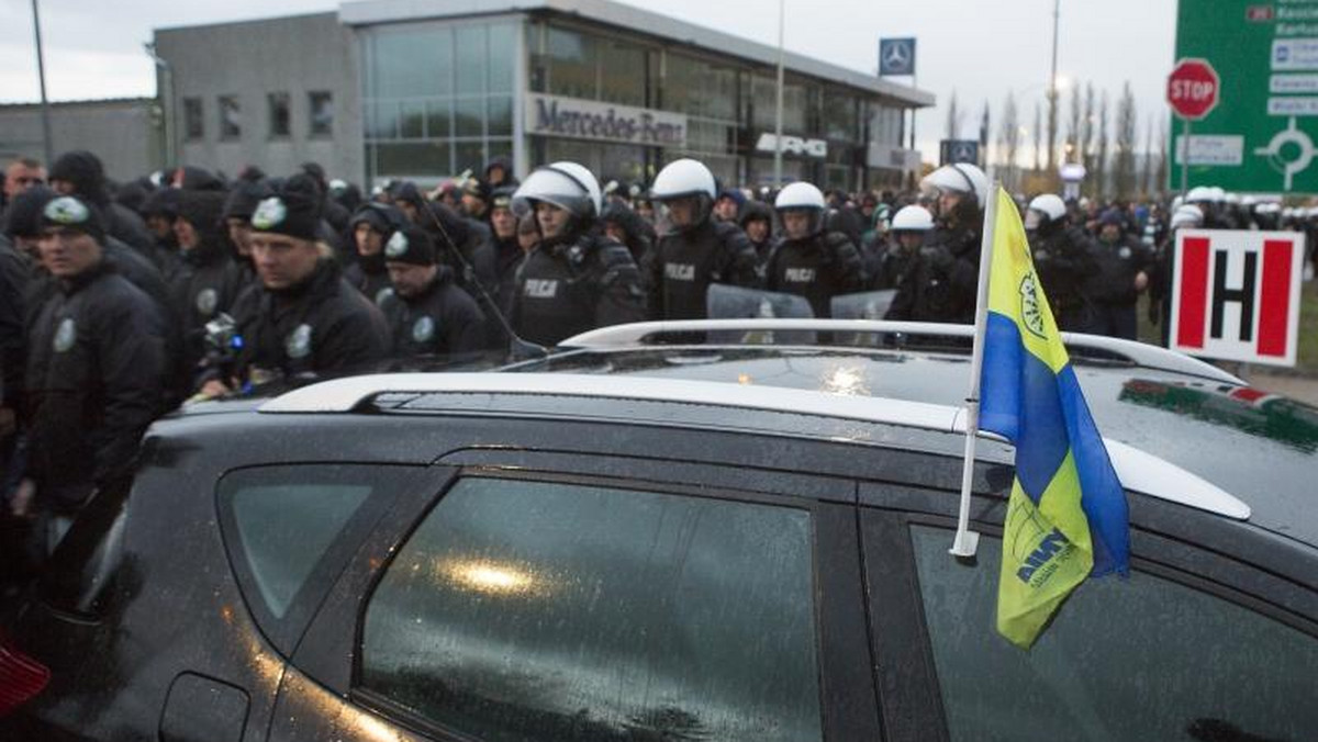 Wojewoda pomorski nałożył karę na piłkarski klub Arki Gdynia w związku z ekscesami, do których pod koniec października doszło w trakcie meczu z Lechią Gdańsk. Straty na stadionie, które spowodowali pseudokibice obu drużyn, oszacowano na 110 tysięcy złotych.