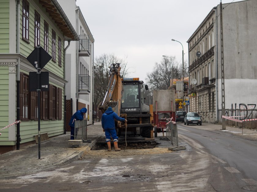 Awaria wodociągu na Przędzalnianej w Łodzi. Woda zalała ulicę