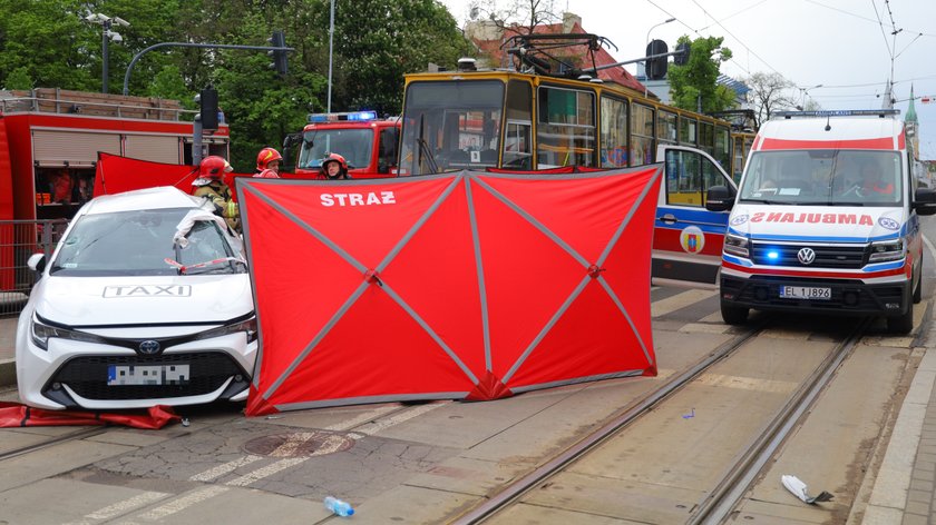 Tragedia na Piotrkowskiej w Łodzi. Taksówkarz zginął w zderzeniu z tramwajem.