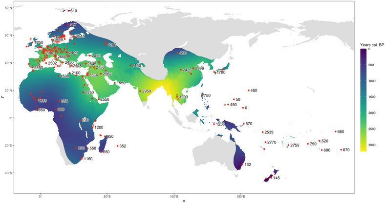 Mapa rozprzestrzeniania się hodowli kur. Na czerwono oznaczone miejsca, z których pochodzą kurze szczątki wraz z okresem, z którego pochodzą - najstarszy odczyt zanotowano na obszarze dzisiejszej Tajlandii  