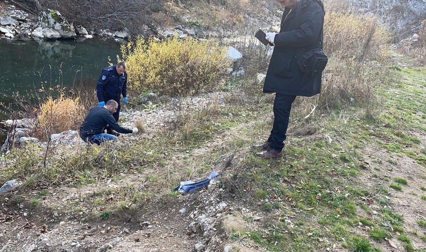 Policija na mestu gde je nađeno telo i tragovi krvi