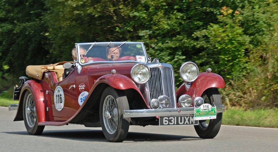 Historia Jaguara rozpoczyna się od modelu SS1 z 1931 roku. W 1945 nazwę firmy SS Cars Ltd zmieniono - ze względu na skojarzenia z nazistowską formacją - na Jaguar Cars Ltd. 