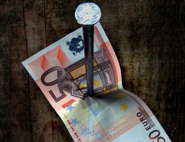 Kurs euro do dolara spadł do najniższego poziomu od maja 2009 roku