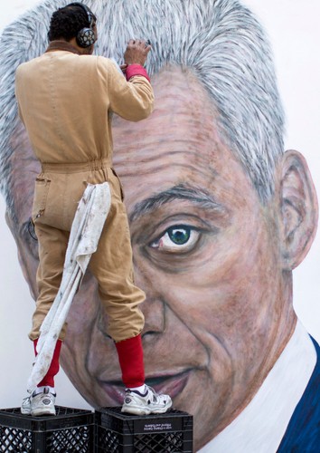 Artysta Jeffrey Reid pracuje nad portretem burmistrza Chicago Rahma Emanuela