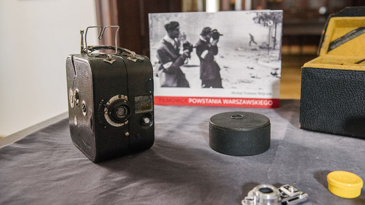 Dwie kamery tego samego typu, jakich używali filmowcy podczas powstania warszawskiego zostały w poniedziałek przekazane do Muzeum Powstania Warszawskiego przez filmowca Andrzeja Żydaczewskiego.