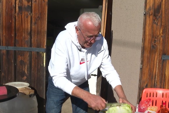 UŠAO U KOKOŠINJAC, PA PIO SVEŽA JAJA Folker na imanju van Beograda gaji životinje: Sve ume da radi, sprema čak i turšiju