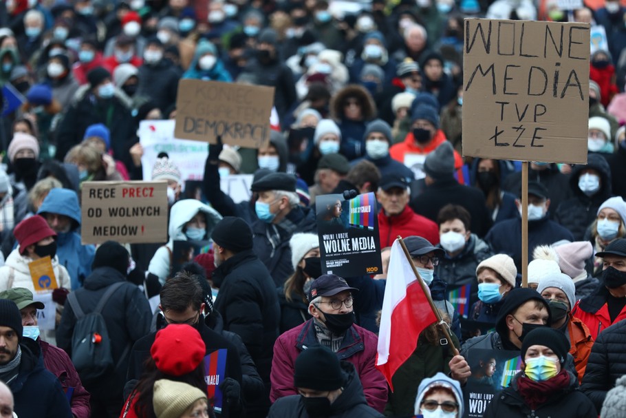 W niedzielę Polacy okazywali sprzeciw wobec działań zmierzających do ograniczenia wolności mediów w Polsce na ponad stu demonstracjach. Do godziny 22 pod apelem w obronie TVN podpisało się dwa miliony osób. Kraków, 19 grudnia 2021 r.