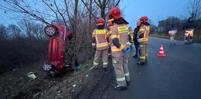 75-latek zszokował strażaków. Jego auto stanęło pionowo