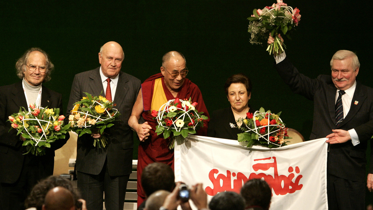 - Kibicowałem bardzo "Solidarności", ale Polska zamieniła jeden zły system na drugi - mówił na konferencji z okazji 25. rocznicy przyznania nagrody Nobla Lechowi Wałęsie gość z Argentyny, Adolfo Perez Esquivel, laureat nagrody Nobla z 1980 roku. - Nie było trzeciej drogi - odpowiedział Lech Wałęsa.