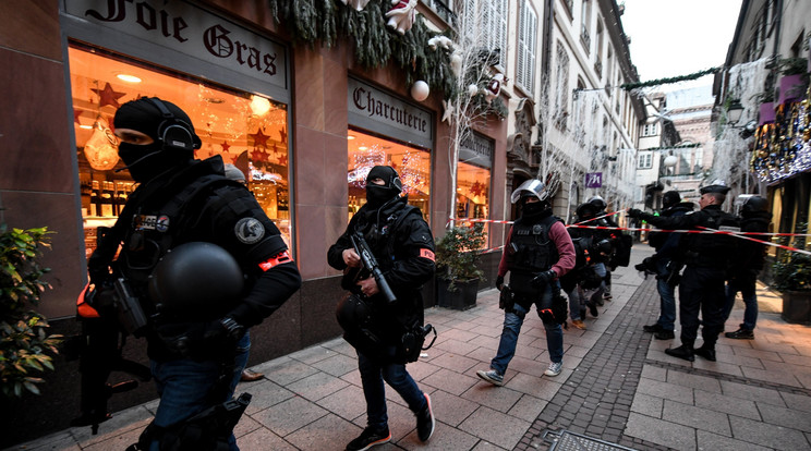 A francia kommandósok tegnap számos helyszínen házkutatást is végeztek, öt embert, köztük a támadó testvérét őrizetbe vették / Foto: MTI Patrick Seege