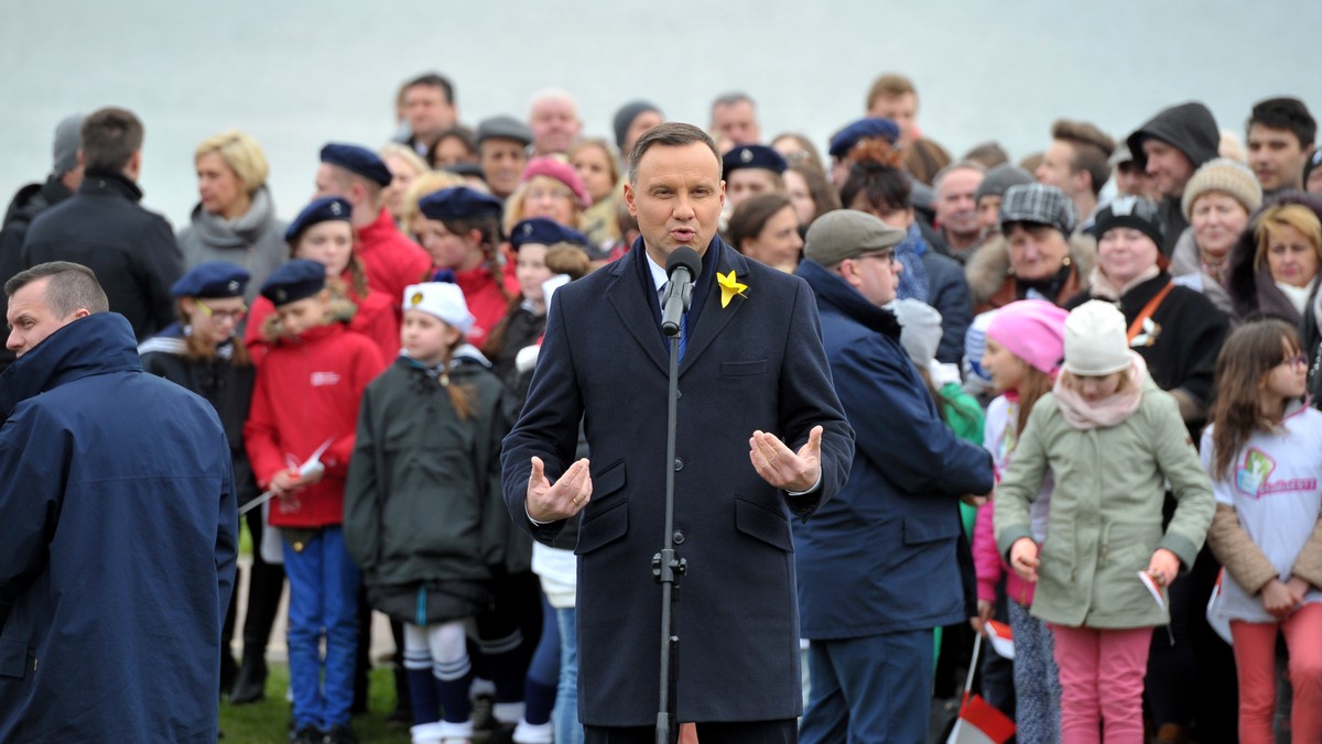 Moją wielką ambicją jest, aby Polska zwana "Polską B" stała się "Polską A" - powiedział dziś prezydent Andrzej Duda na spotkaniu z mieszkańcami Wałcza. Prezydent podkreślił też, że należy przywrócić poczucie sprawiedliwości i bezpieczeństwa.