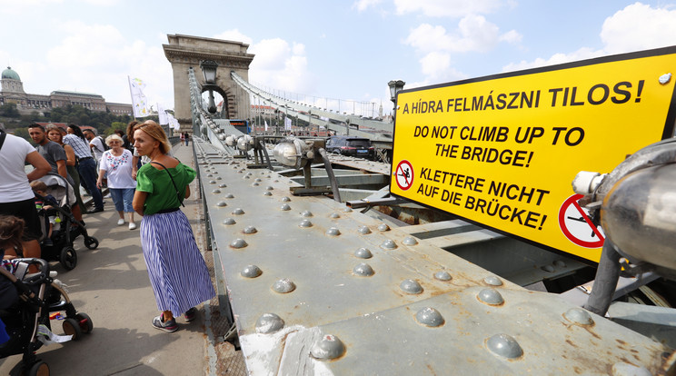 A hídra már tiltótáblát is kitettek, az igazán elszántakat azonban semmi nem állítja meg / Fotó: Fuszek Gábor