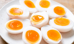 Co jest zdrowsze: jajka na twardo czy na miękko? Jest jedna dobra odpowiedź