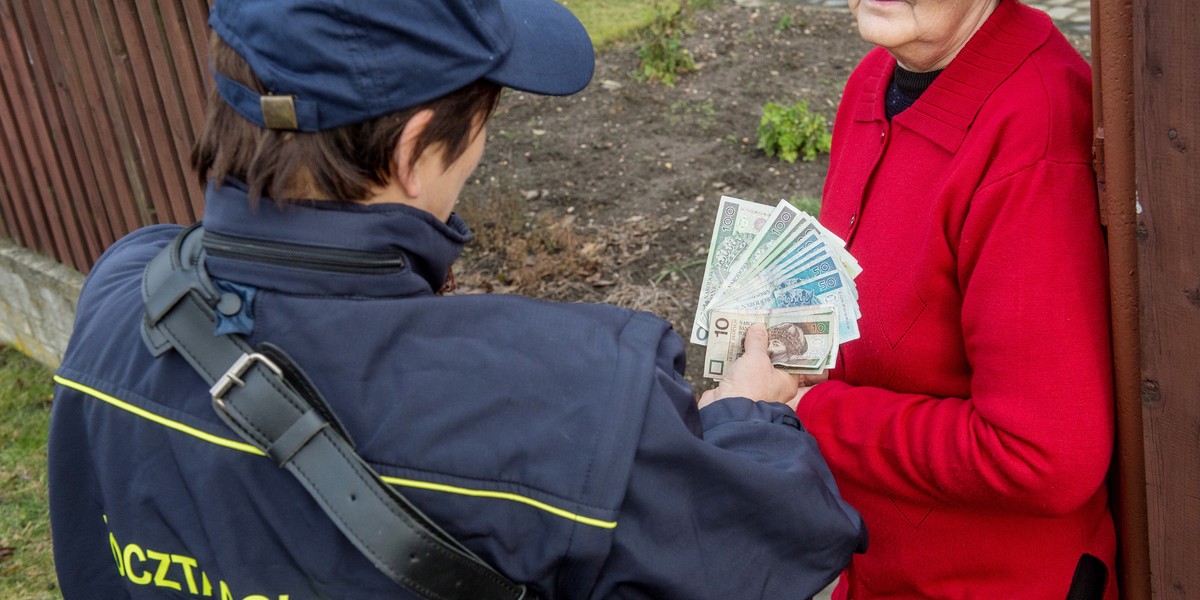 W kwietniu wszyscy emeryci otrzymają tzw. trzynaste emerytury. Około trzy czwarte z nich pieniądze dostanie konto, pozostałych odwiedzi listonosz.