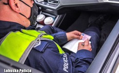 Zakaz przemieszczania się, jazda samochodem w sylwestra i Nowy Rok. Jaki mandat grozi?