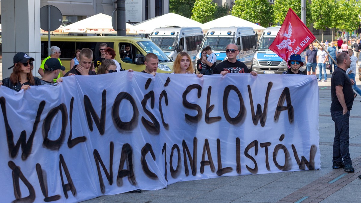 Sprawa zorganizowanej wczoraj katowickiej manifestacji środowisk narodowych, na którą zezwolił sąd okręgowy po wcześniejszym zakazie prezydenta miasta, może mieć dalszy ciąg przed sądem apelacyjnym. Warunkiem jest jednak usunięcie przez Urząd Miasta braków formalnych w zażaleniu.