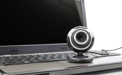 Uwaga na internetowe kamerki. Boi się ich nawet szef FBI