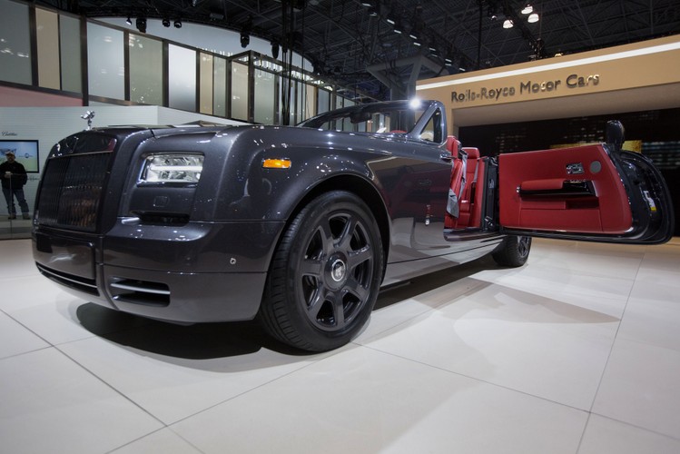 Skórzane wnętrze, futrzana wykładzina, srebrne akcenty to domena luksusowej marki Rolls-Royce. 

<br><br>Fotograf: Michael Nagle / Bloomberg