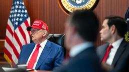 donald trump nazwał irański atak "teatralnym". usa odpowiedzą nalotami