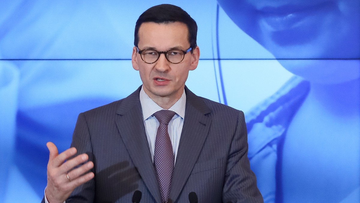 Premier Mateusz Morawiecki rozpoczął wizytę w Piszu, gdzie odwiedzi zakład produkcji mebli i spotka się z przedsiębiorcami z regionu. W południe szef rządu złoży kwiaty pod tablicą upamiętniającą prezydenta Lecha Kaczyńskiego.