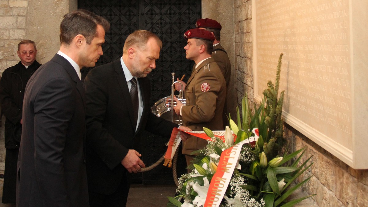 Szef Kancelarii Prezydenta Jacek Michałowski i prezydencki minister Sławomir Nowak w imieniu prezydenta Bronisława Komorowskiego złożyli kwiaty na grobie Lecha i Marii Kaczyńskich w krypcie Katedry na Wawelu.