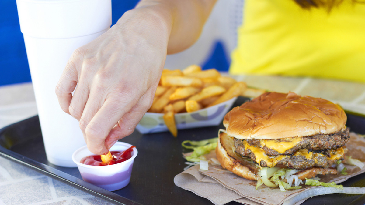 Dieta oparta w dużej mierze na daniach fast food nie tylko powoduje otyłość. Jak wykazały badania, ciągłe spożywanie potraw z barów szybkiej obsługi zabija w nas apetyt na coś zdrowego.