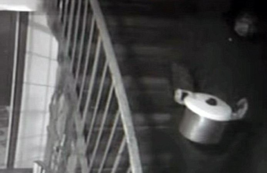 Tamara Samsonova na snimku sa loncem u rukama