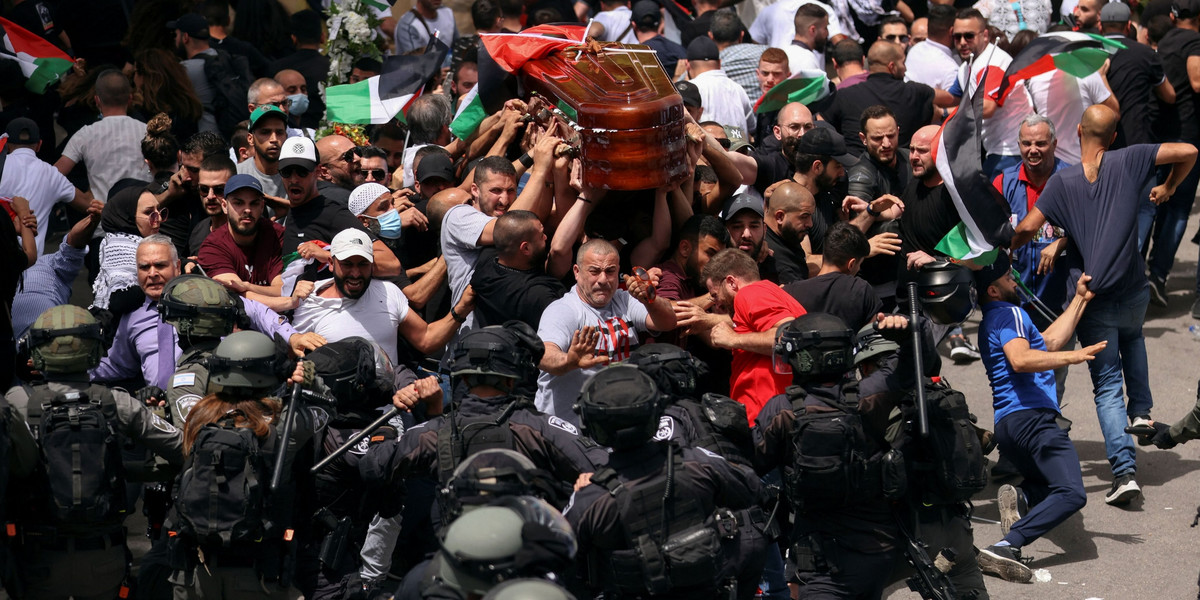 Izraelska policja otoczyła żałobników podczas pogrzebu Szirin Abu Akleh.