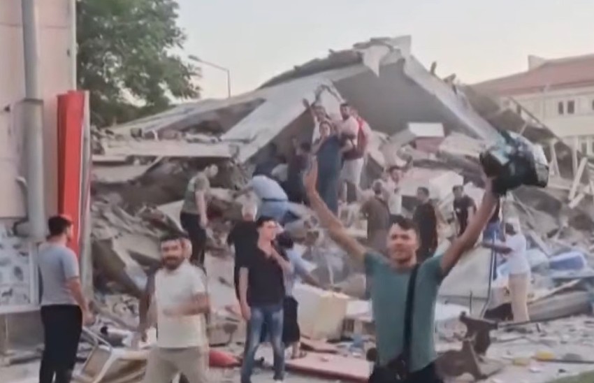 Ljudi nakon zemljotresa jačine 6,1 magnitude u Turskoj