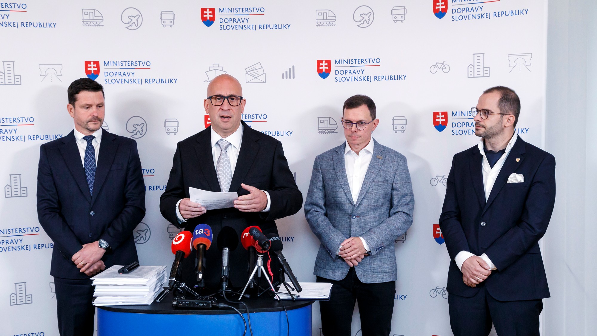 Zľava advokát Peter Štrpka z advokátskej kancelárie Soukeník – Štrpka, minister dopravy SR Jozef Ráž (nominant SMER-SD), generálny riaditeľ Národnej diaľničnej spoločnosti (NDS) Filip Macháček a advokát Lukáš Štefánik.