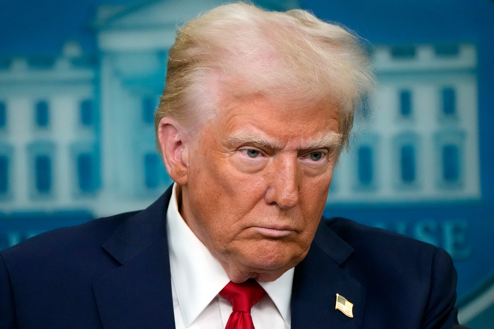 Trump zrážku označil "za tragédiu strašných rozmerov". 