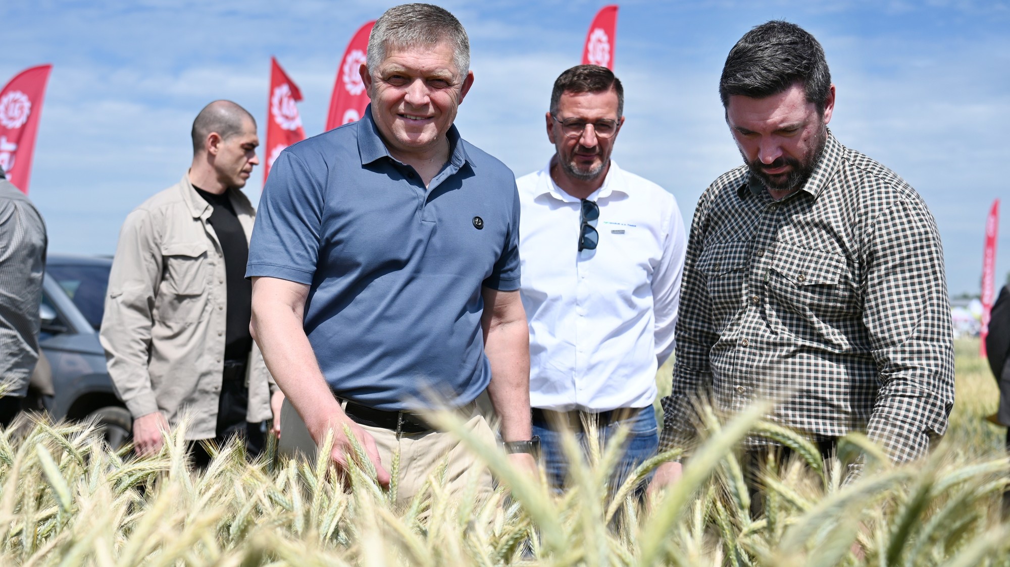 Na snímke zľava predseda vlády SR Robert Fico (Smer-SD), predseda Slovenskej poľnohospodárskej a potravinárskej komory Emil Macho a minister pôdohospodárstva a rozvoja vidieka SR Richard Takáč (Smer-SD) počas 15. ročníka Celoslovenských dní poľa v Dolnej Krupej.