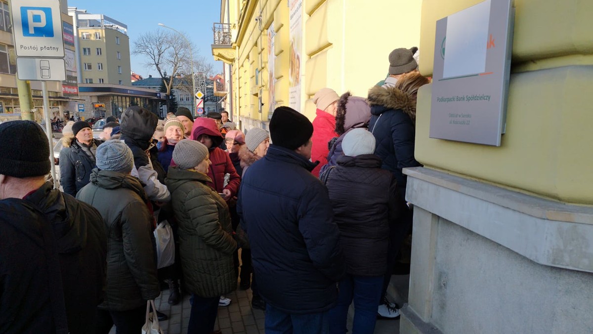 Indywidualni klienci, samorządy, szpitale, a nawet PZPN. Lista osób i podmiotów, które straciły pieniądze w wyniku restrukturyzacji Podkarpackiego Banku Spółdzielczego w Sanoku jest bardzo długa. Interwencję w tej sprawie podjęli już posłowie Koalicji Obywatelskiej oraz prezydent Rzeszowa Tadeusz Ferenc.