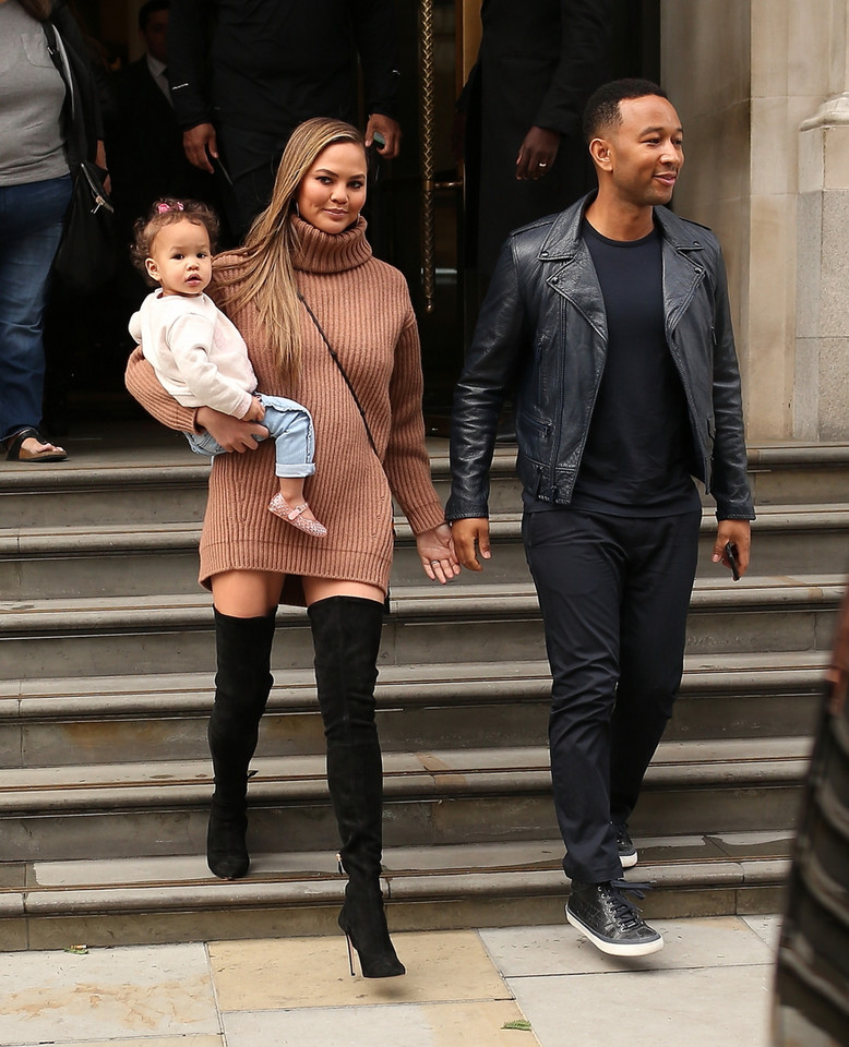 Chrissy Teigen w oryginalnej stylizacji na ulicy w Londynie