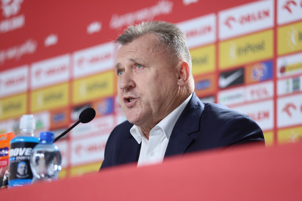 Cezary Kulesza, prezes PZPN podczas konferencji prasowej piłkarskiej reprezentacji Polski w Hanowerze