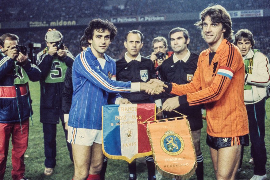 Michel Platini i Ruud Krol przed meczem Francja - Holandia w 1981 r.