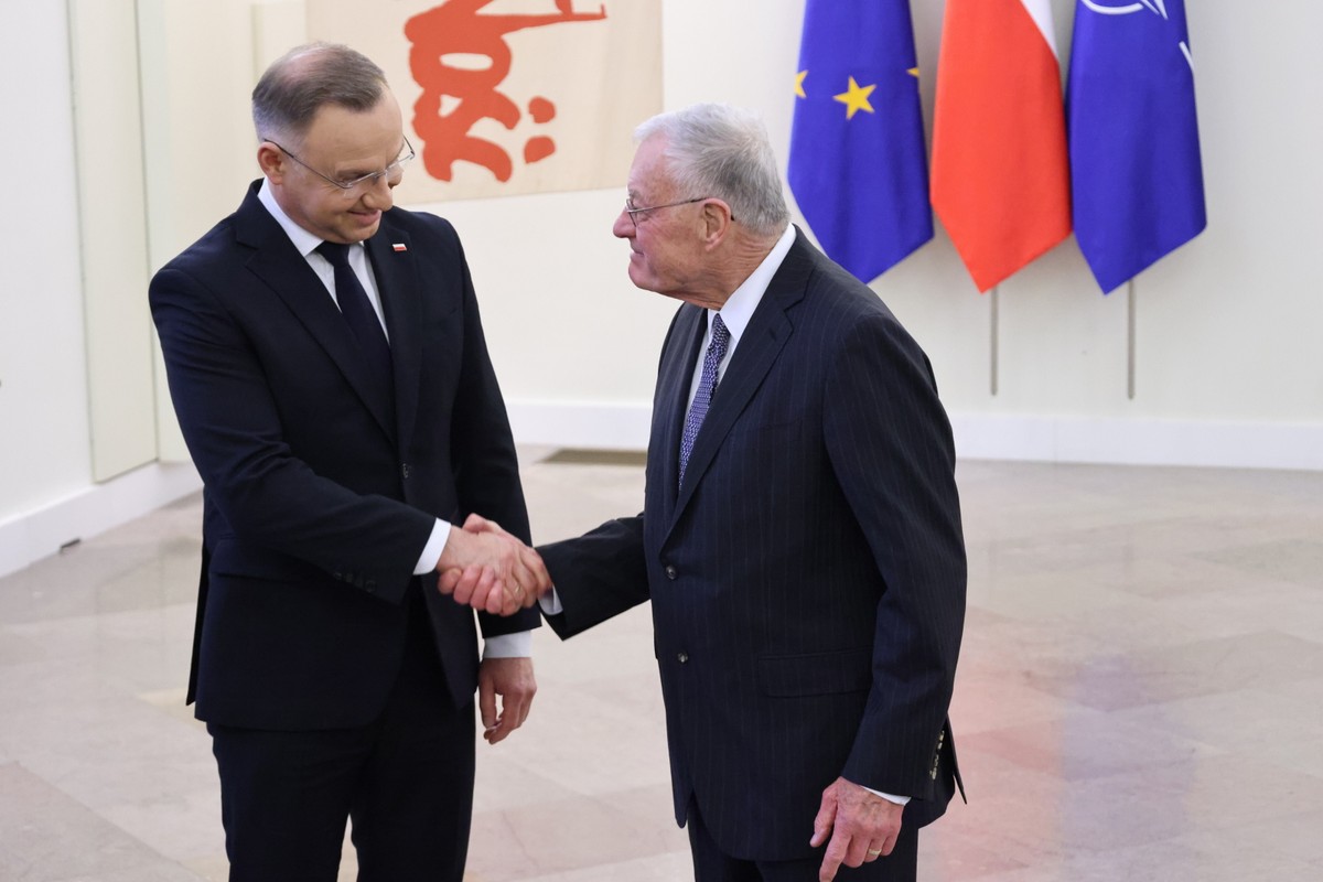 Warszawa, 18.02.2025. Prezydent RP Andrzej Duda (L) oraz pełnomocnik prezydenta USA Donalda Trumpa do spraw Ukrainy gen. Keith Kellog (P) podczas spotkania w Pałacu Prezydenckim w Warszawie, 18 bm. (ad) PAP/Albert Zawada