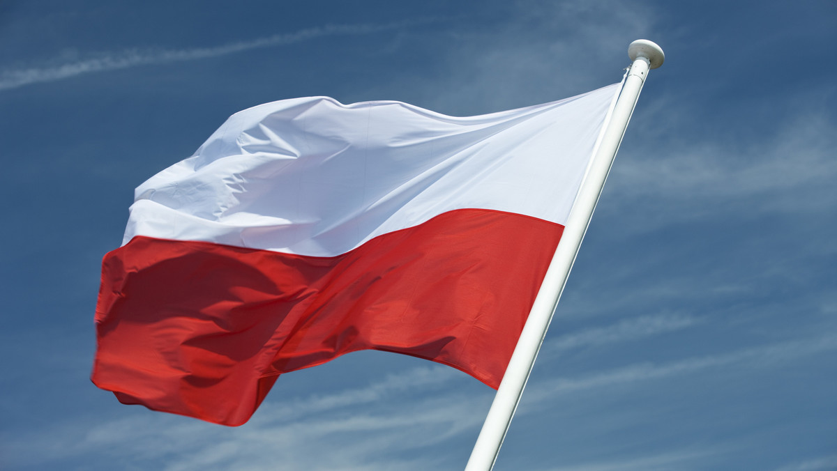 Karę ograniczenia wolności w postaci pięciu miesięcy prac społecznych wymierzył Sąd Okręgowy w Opolu 34-letniemu Tomaszowi G. za zerwanie flagi narodowej z lokalu w Prudniku.
