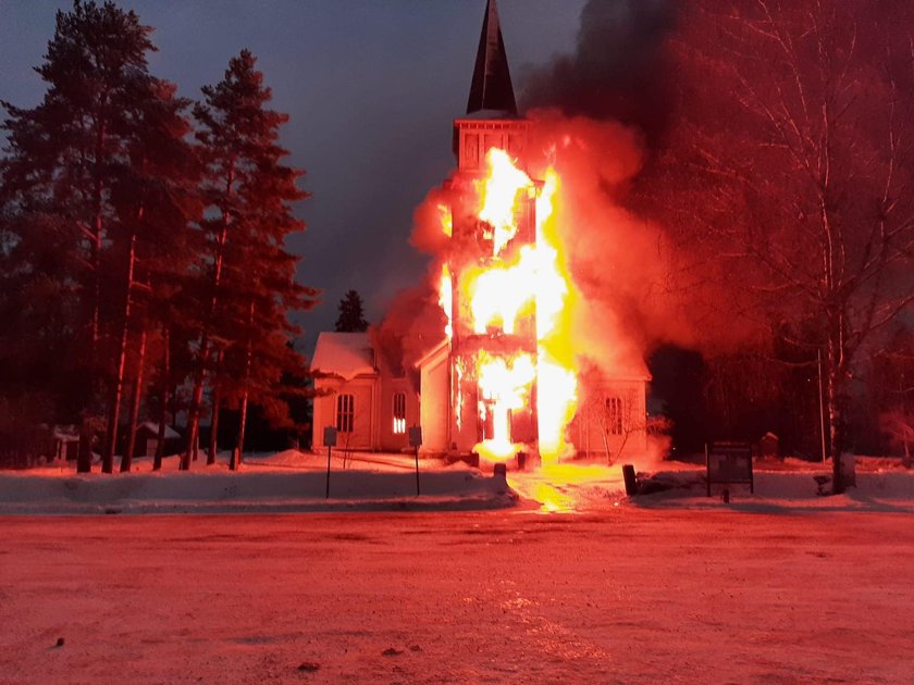 Dramatyczne sceny w Finlandii. Spłonął zabytkowy kościół. W środku byli wierni!